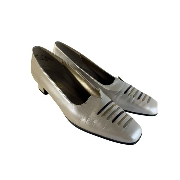 Vintage California Magdesians Gold Beige Close Toe Pump Heels Shoes Office 9 - Picture 1 of 12